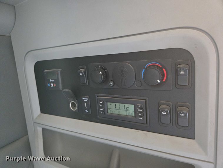 image for item EN8039 2014 Kenworth T680 semi truck