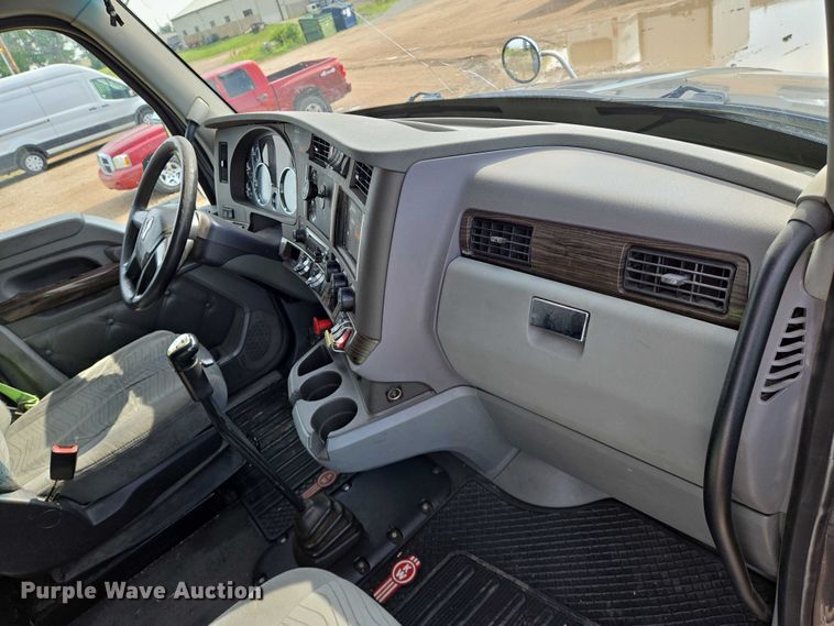 image for item EN8039 2014 Kenworth T680 semi truck