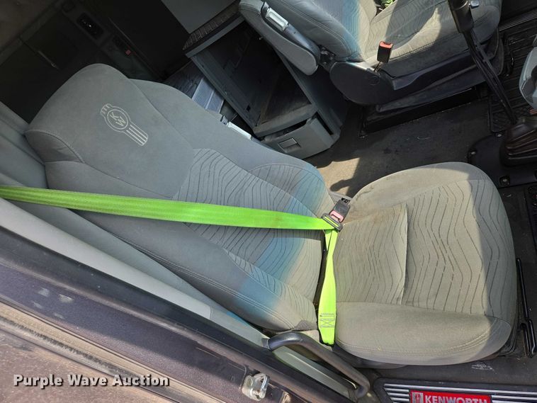 image for item EN8039 2014 Kenworth T680 semi truck