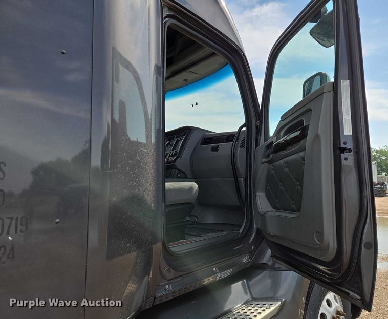 image for item EN8039 2014 Kenworth T680 semi truck