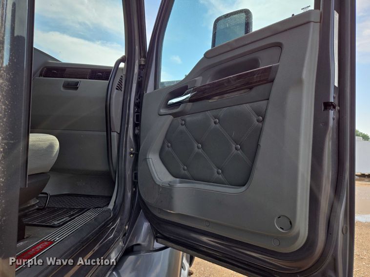 image for item EN8039 2014 Kenworth T680 semi truck