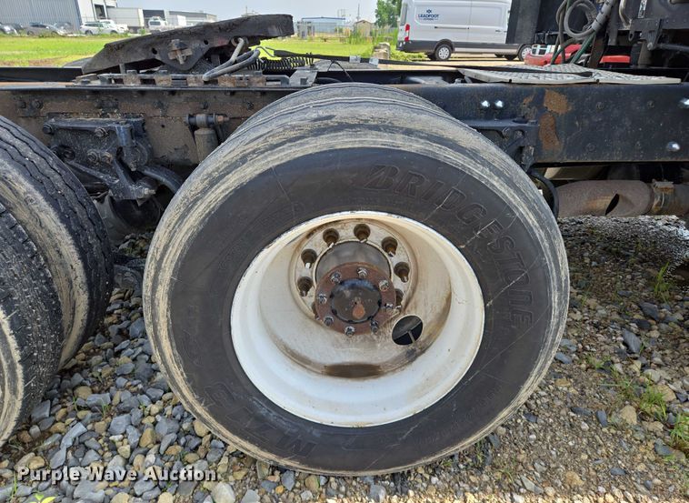 image for item EN8039 2014 Kenworth T680 semi truck