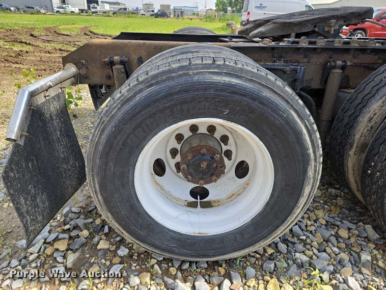 image for item EN8039 2014 Kenworth T680 semi truck