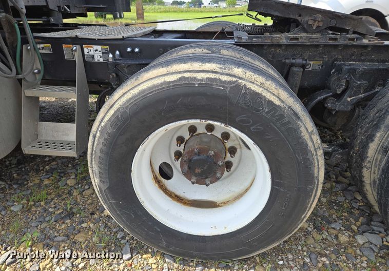 image for item EN8039 2014 Kenworth T680 semi truck