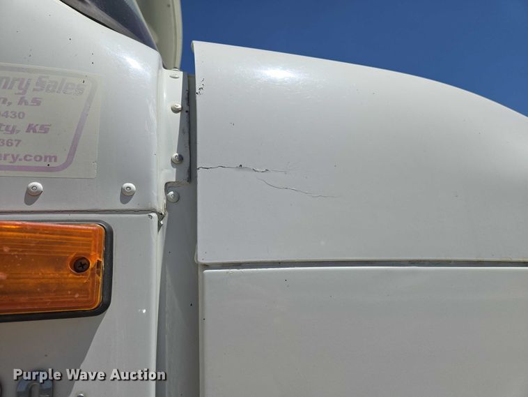 image for item EO0830 2007 International 9400i semi truck