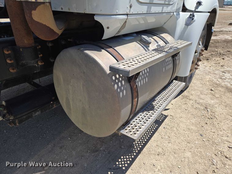 image for item EO0830 2007 International 9400i semi truck