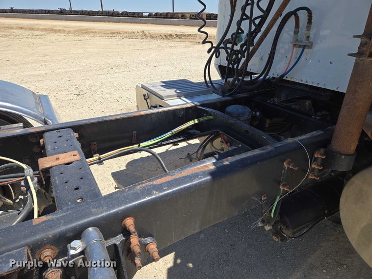 image for item EO0830 2007 International 9400i semi truck