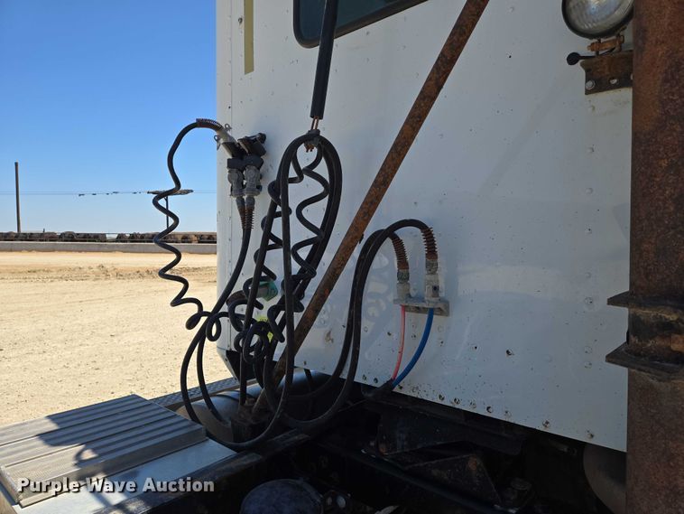 image for item EO0830 2007 International 9400i semi truck