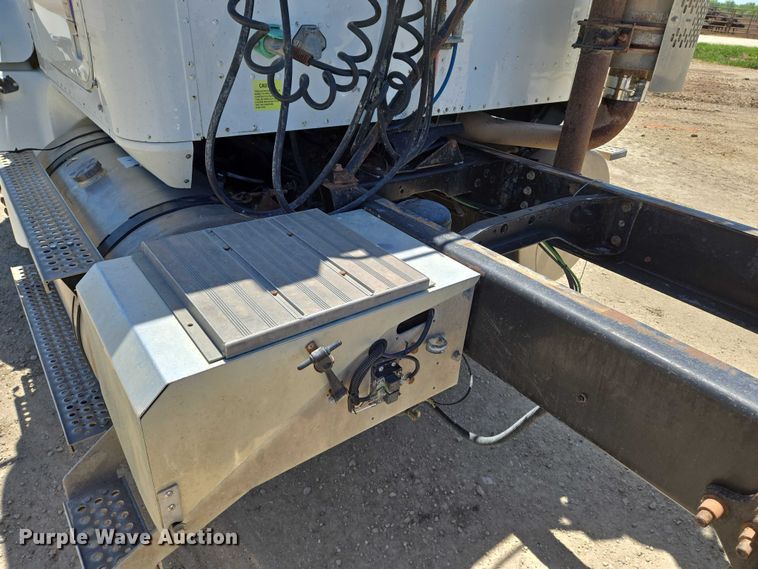 image for item EO0830 2007 International 9400i semi truck