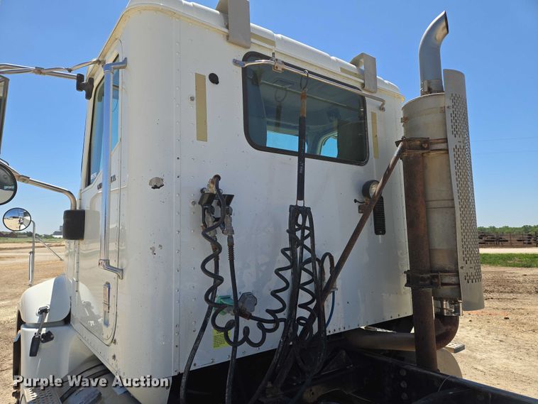 image for item EO0830 2007 International 9400i semi truck