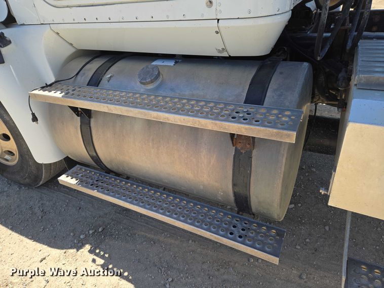 image for item EO0830 2007 International 9400i semi truck