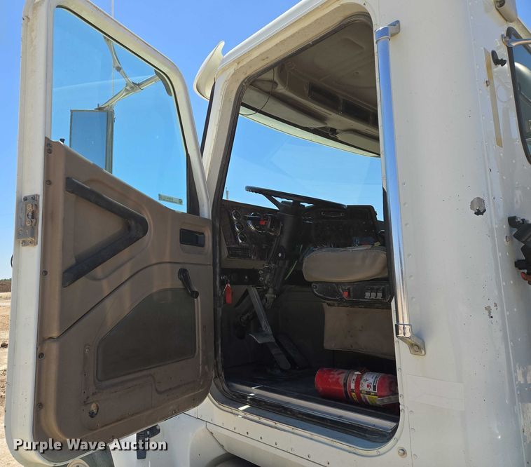 image for item EO0830 2007 International 9400i semi truck