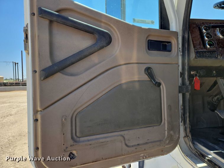 image for item EO0830 2007 International 9400i semi truck