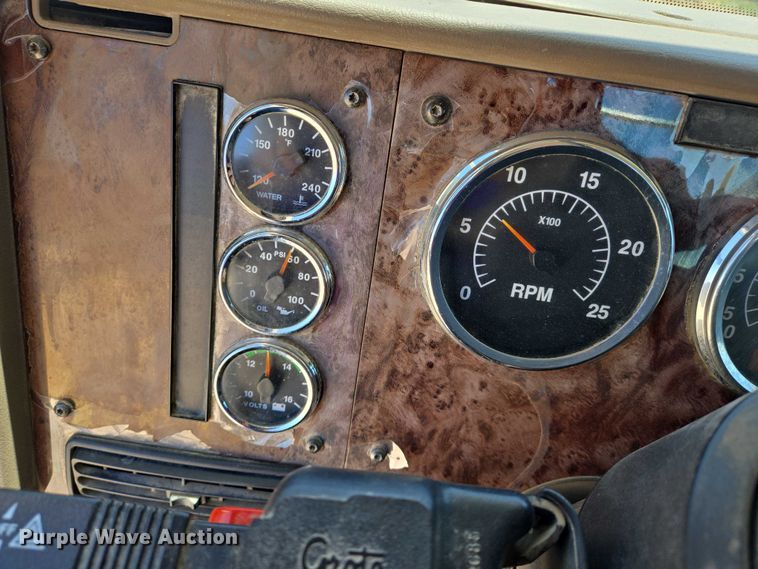 image for item EO0830 2007 International 9400i semi truck