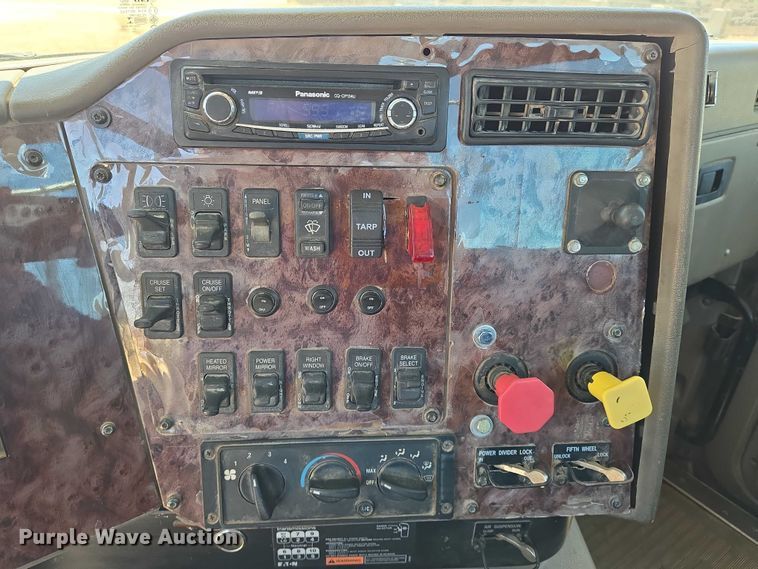 image for item EO0830 2007 International 9400i semi truck