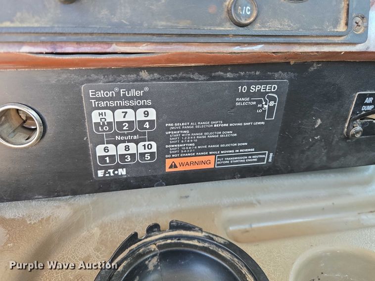 image for item EO0830 2007 International 9400i semi truck