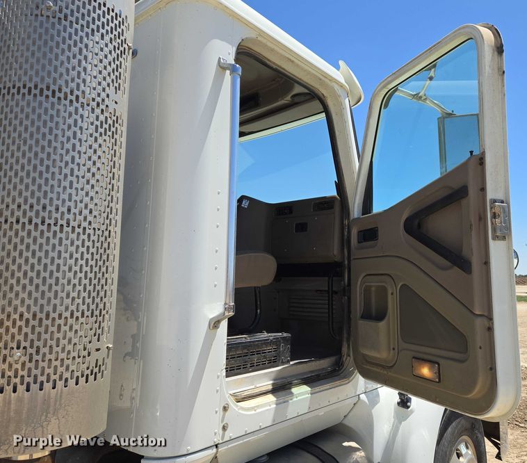 image for item EO0830 2007 International 9400i semi truck