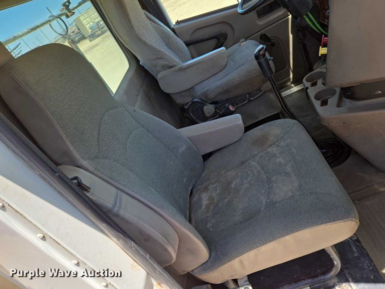 image for item EO0830 2007 International 9400i semi truck