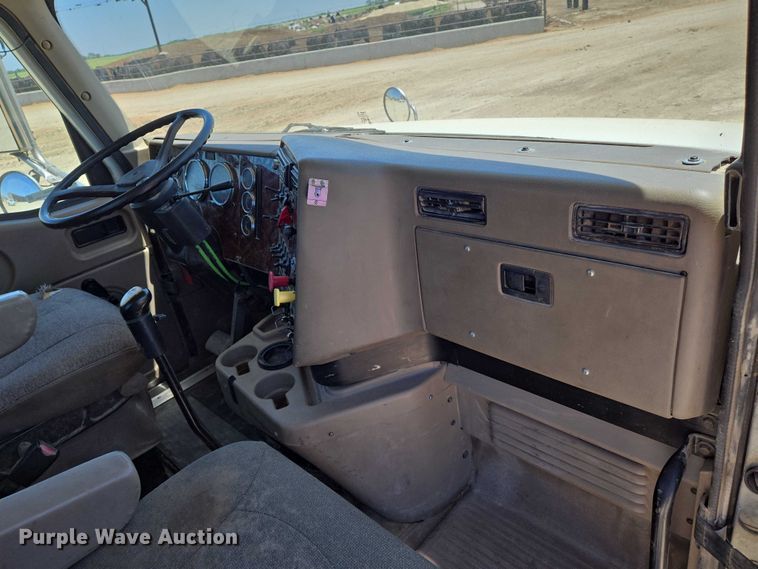 image for item EO0830 2007 International 9400i semi truck