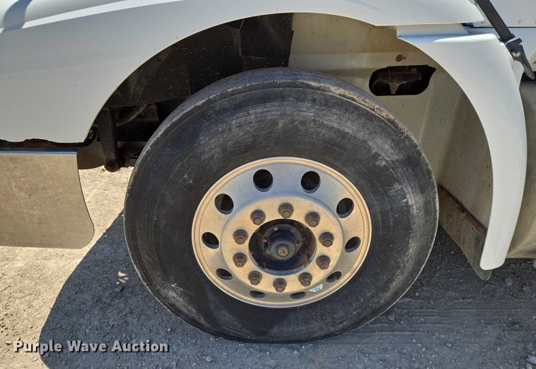 image for item EO0830 2007 International 9400i semi truck