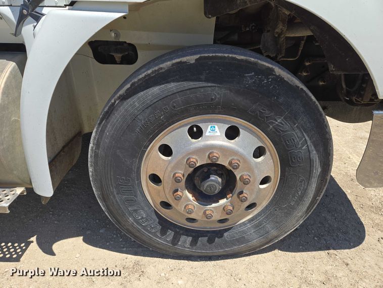 image for item EO0830 2007 International 9400i semi truck