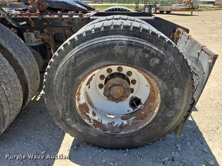 image for item EO0830 2007 International 9400i semi truck