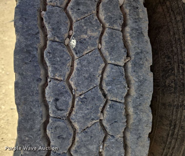 image for item EO0830 2007 International 9400i semi truck