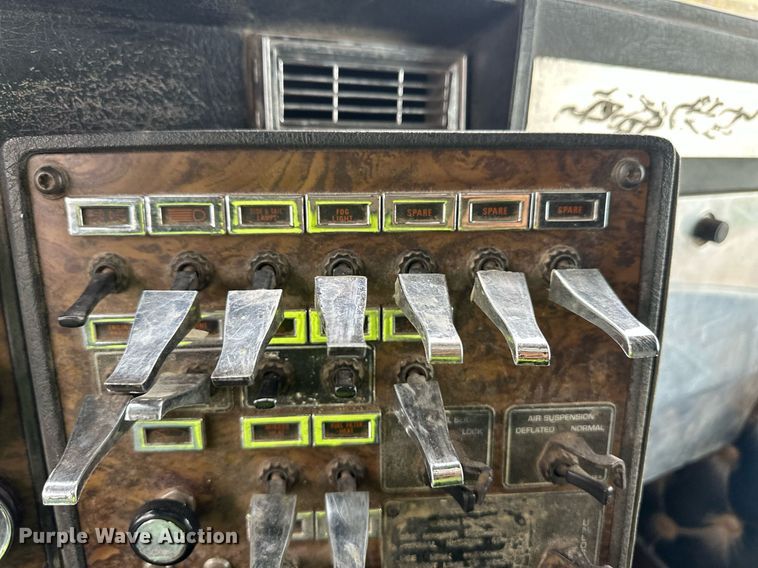 image for item EQ4711 1997 Kenworth T600 semi truck