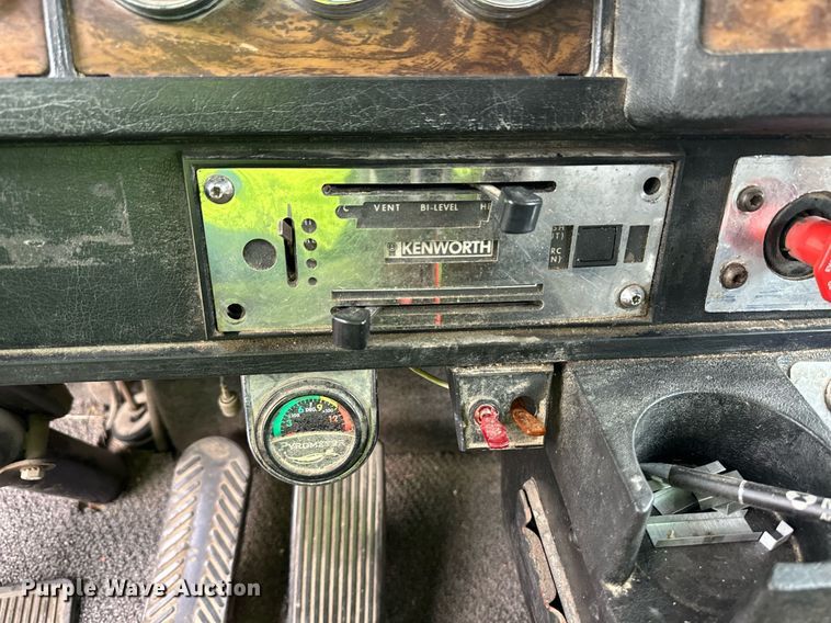 image for item EQ4711 1997 Kenworth T600 semi truck