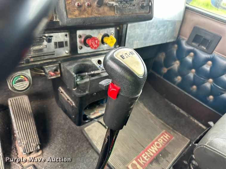 image for item EQ4711 1997 Kenworth T600 semi truck