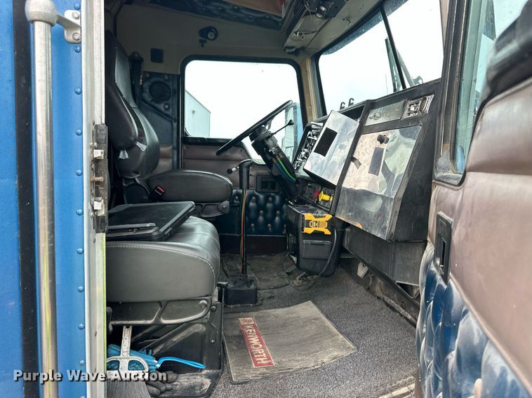 image for item EQ4711 1997 Kenworth T600 semi truck