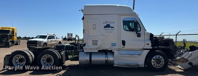 image for item EQ4789 2014 Freightliner Cascadia semi truck