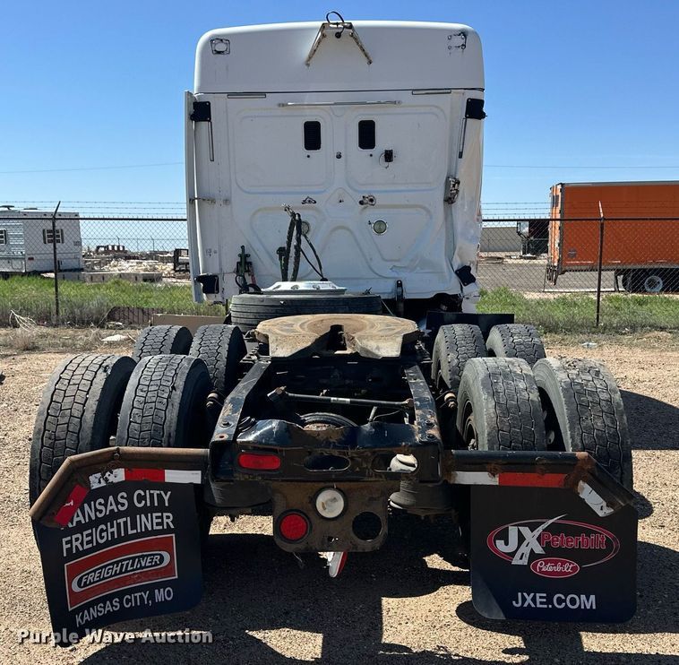 image for item EQ4789 2014 Freightliner Cascadia semi truck