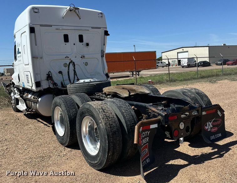 image for item EQ4789 2014 Freightliner Cascadia semi truck