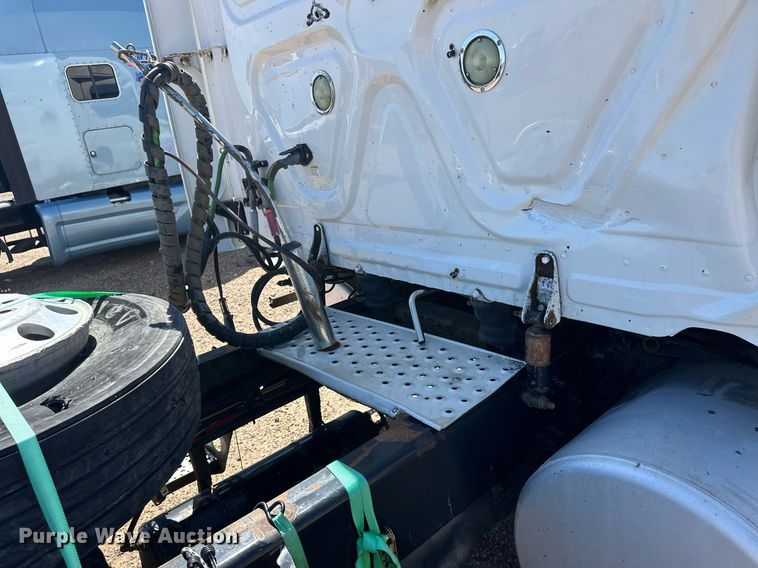 image for item EQ4789 2014 Freightliner Cascadia semi truck