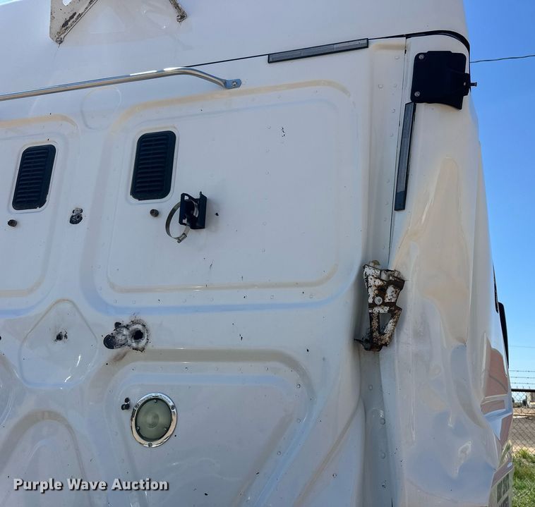 image for item EQ4789 2014 Freightliner Cascadia semi truck