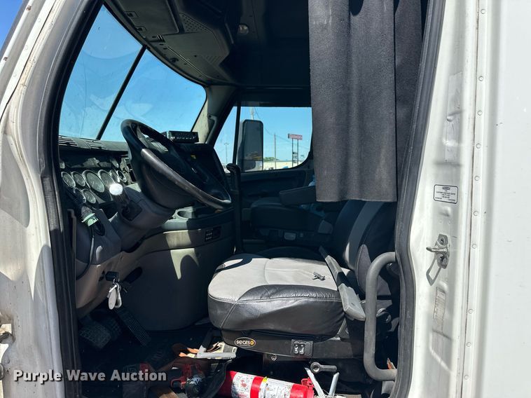 image for item EQ4789 2014 Freightliner Cascadia semi truck