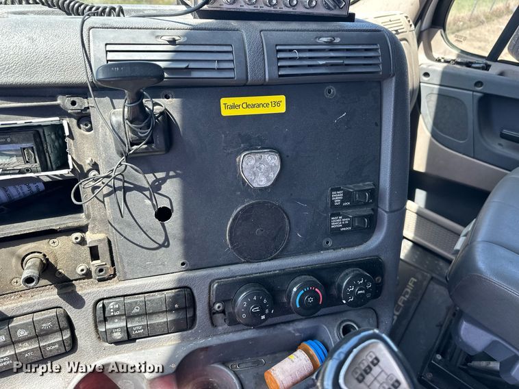 image for item EQ4789 2014 Freightliner Cascadia semi truck