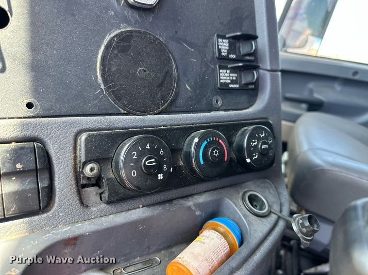 image for item EQ4789 2014 Freightliner Cascadia semi truck