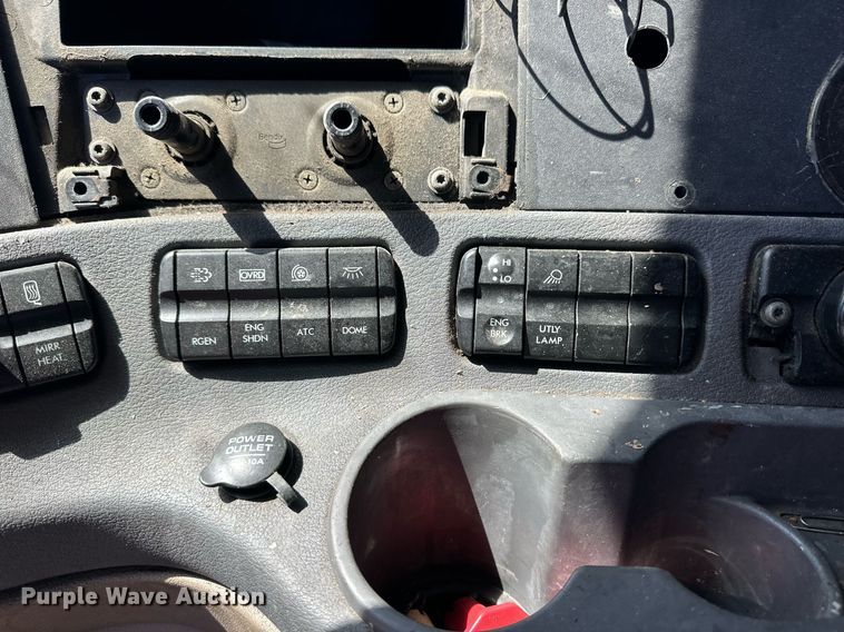 image for item EQ4789 2014 Freightliner Cascadia semi truck