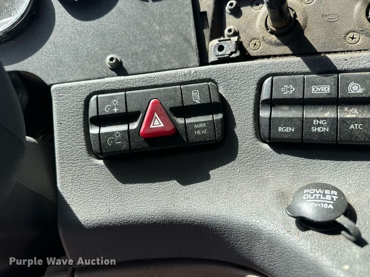 image for item EQ4789 2014 Freightliner Cascadia semi truck