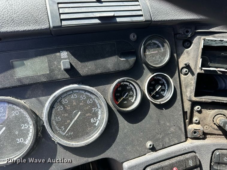 image for item EQ4789 2014 Freightliner Cascadia semi truck