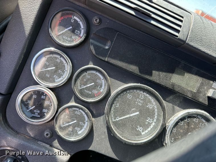 image for item EQ4789 2014 Freightliner Cascadia semi truck