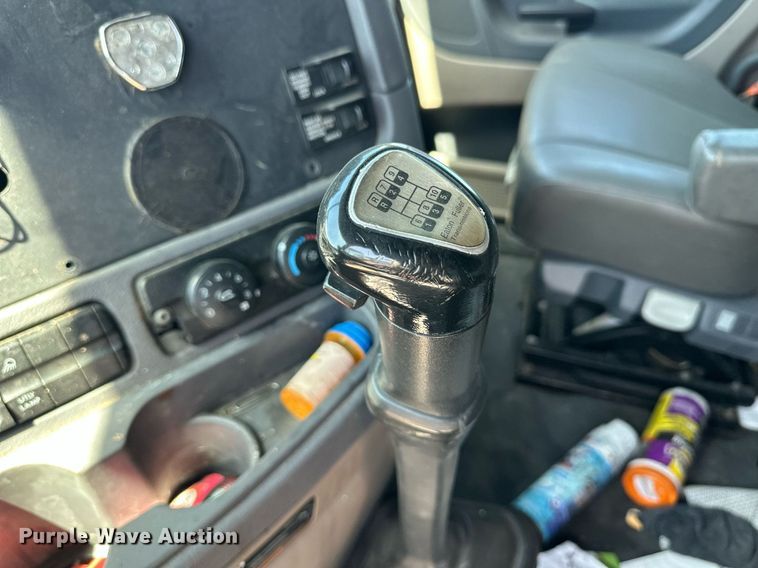 image for item EQ4789 2014 Freightliner Cascadia semi truck