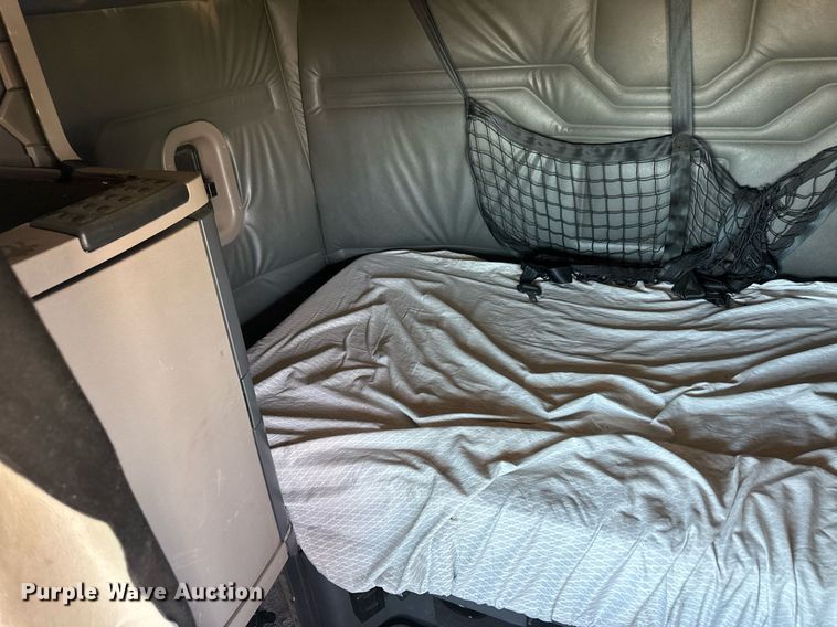 image for item EQ4789 2014 Freightliner Cascadia semi truck