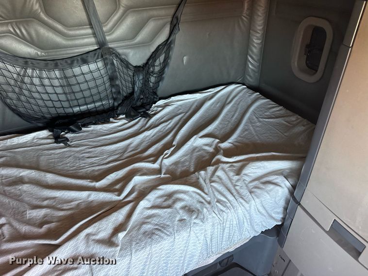 image for item EQ4789 2014 Freightliner Cascadia semi truck