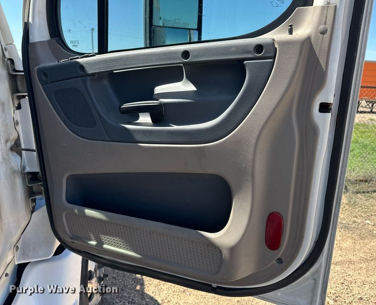 image for item EQ4789 2014 Freightliner Cascadia semi truck