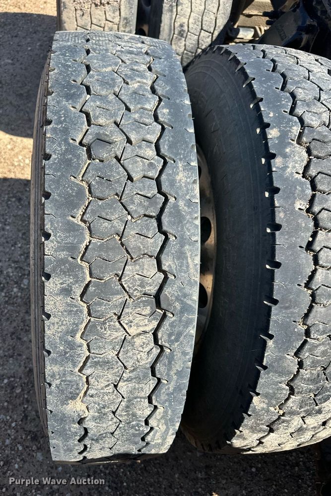 image for item EQ4789 2014 Freightliner Cascadia semi truck