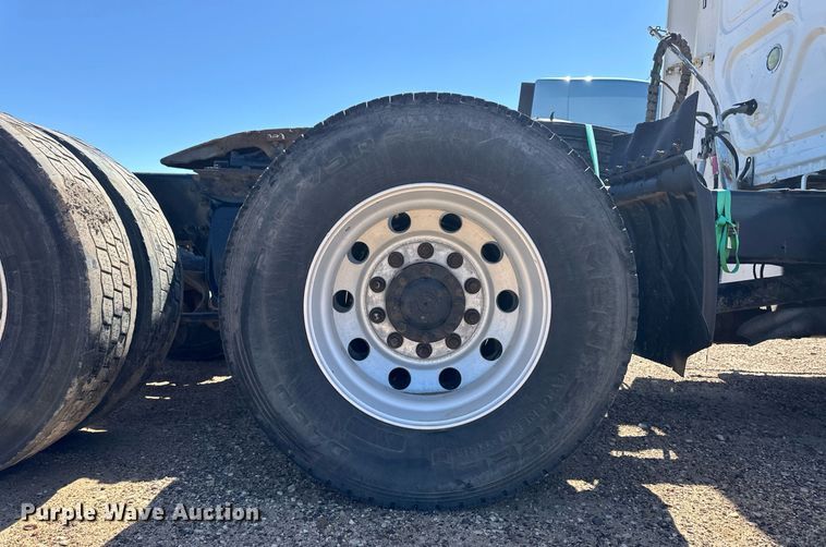 image for item EQ4789 2014 Freightliner Cascadia semi truck