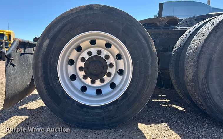 image for item EQ4789 2014 Freightliner Cascadia semi truck